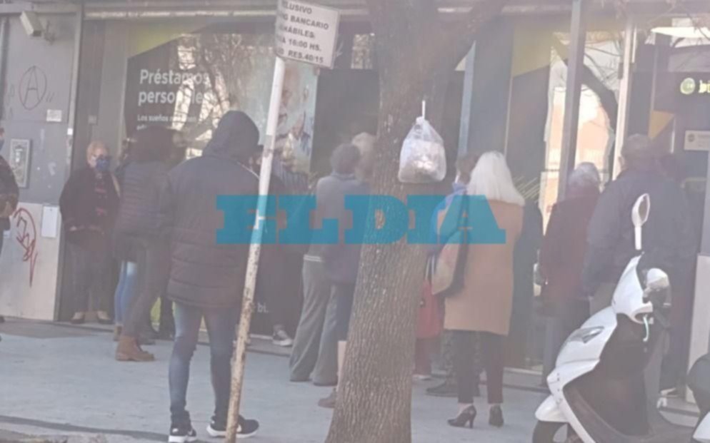 Cobran jubilados y otra vez colas y amontonamientos en bancos de La Plata
