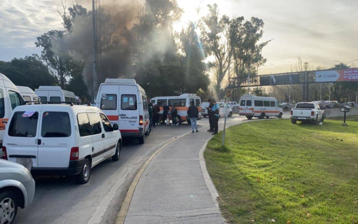 Transportistas escolares cortaron la subida y bajada a la Autopista