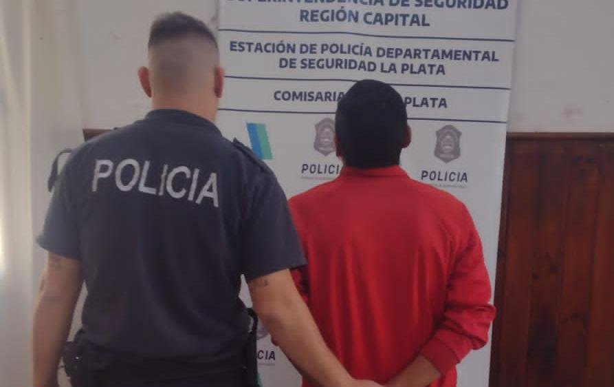 Sin papeles, con cocaína y violento con la Policía: preso