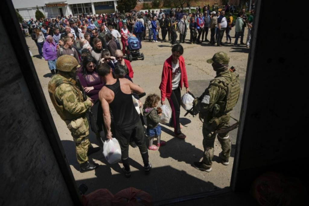 Evacuados de Mariúpol: sacan a civiles retenidos por Rusia