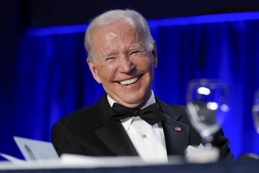 Biden se rió de sí mismo y de la prensa en una cena