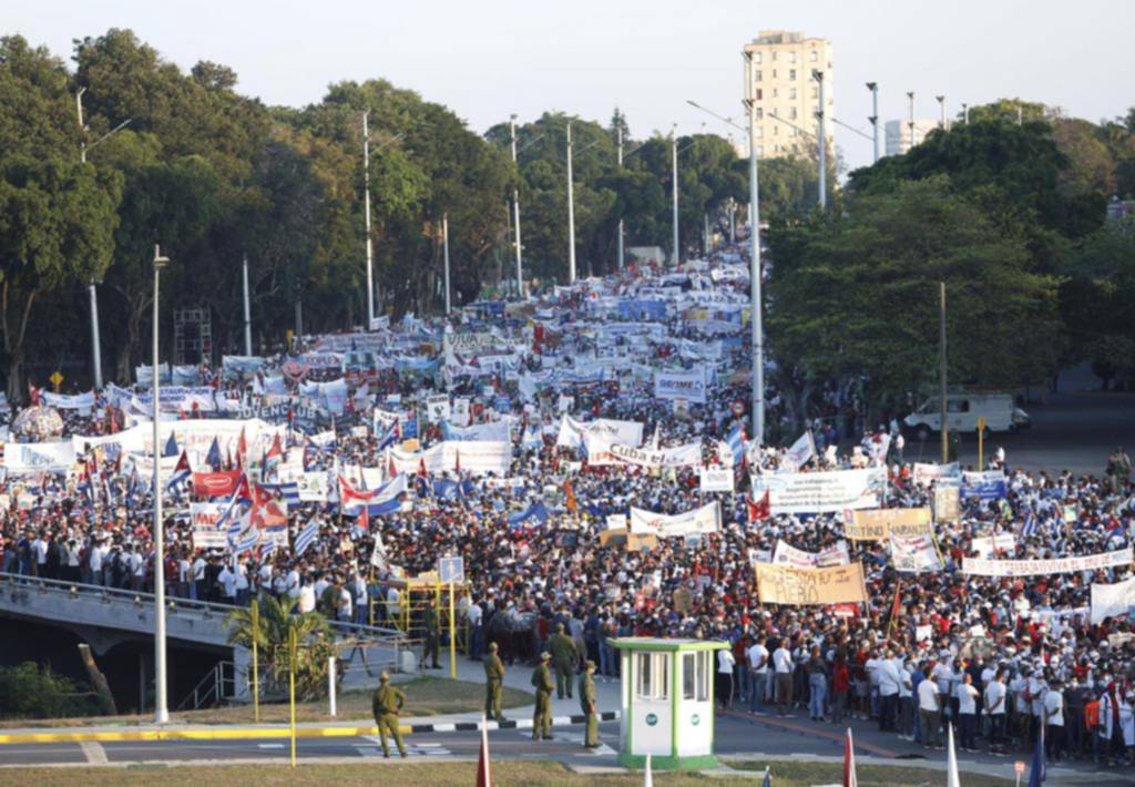 Miles de cubanos vuelven a desfilar para celebrar el Día del Trabajador