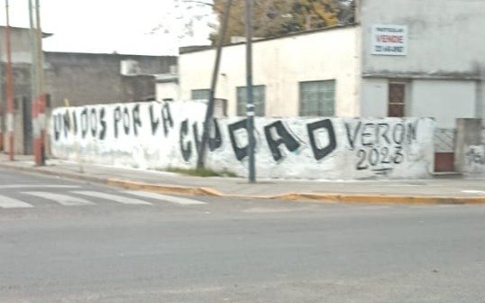 Verón y unas pintadas que ya dan qué hablar....
