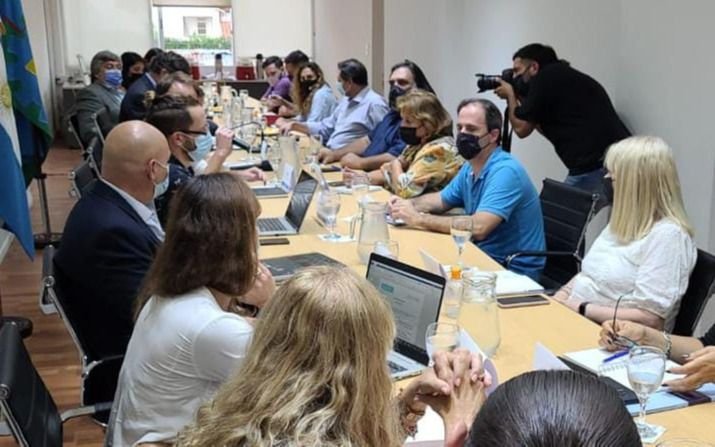 Cláusula de monitoreo, cargos y jornada extendida, los planteos que los docentes llevan hoy a la mesa paritaria