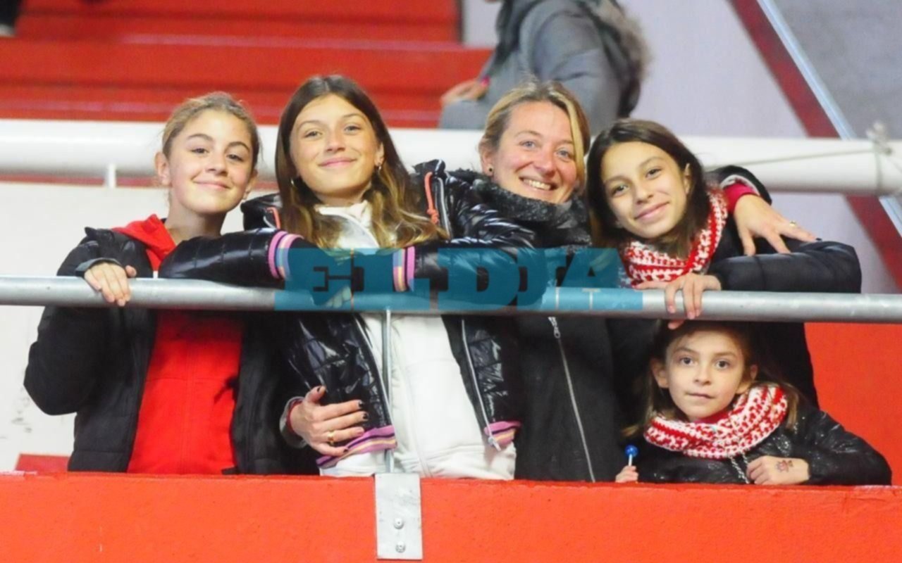 Noche de Copa en el Hirschi: mirá la galería de los hinchas albirrojos