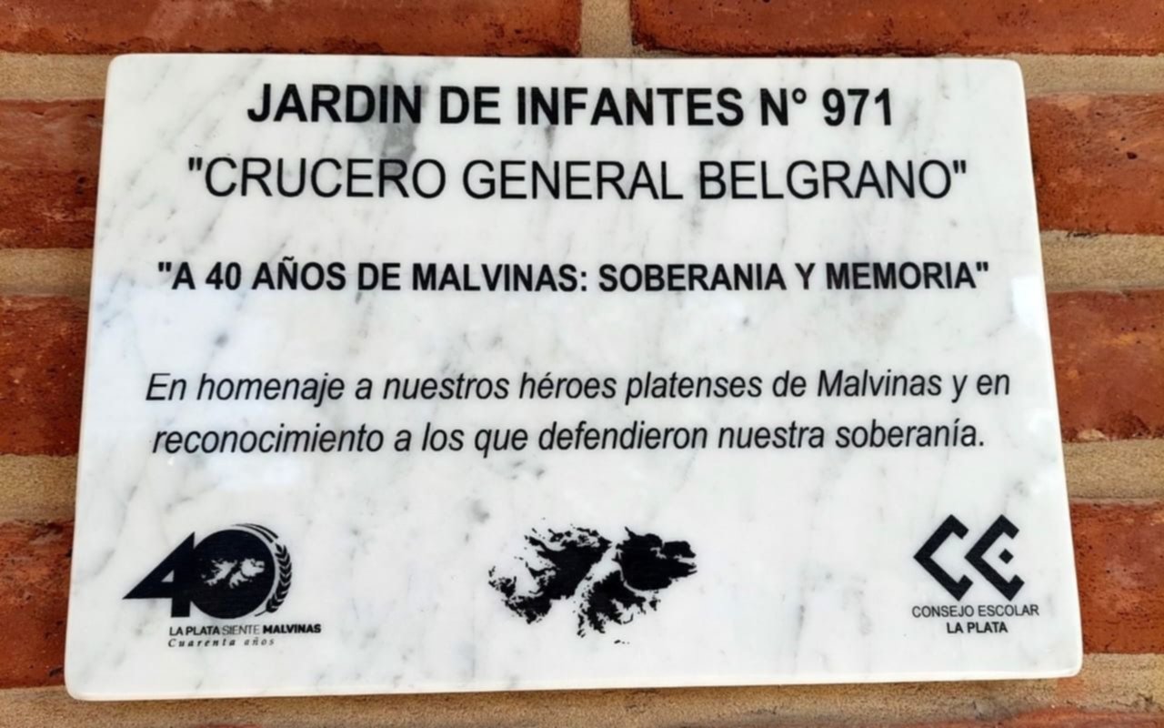 Reconocimiento en un jardín de Tolosa por el Crucero Belgrano