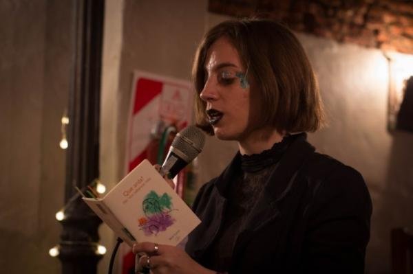Le hicieron un “cuento de novela” a una joven poeta