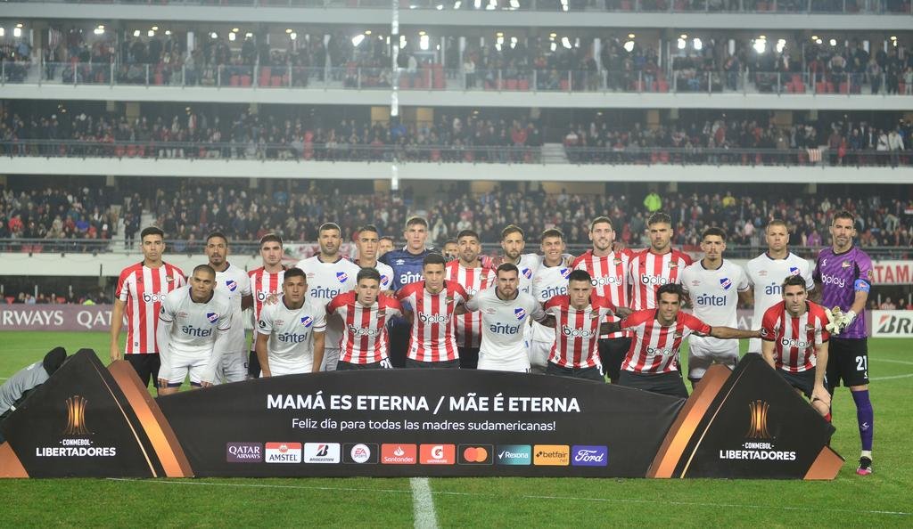 Una foto entre los dos equipos con un mensaje para las madres sudamericanas