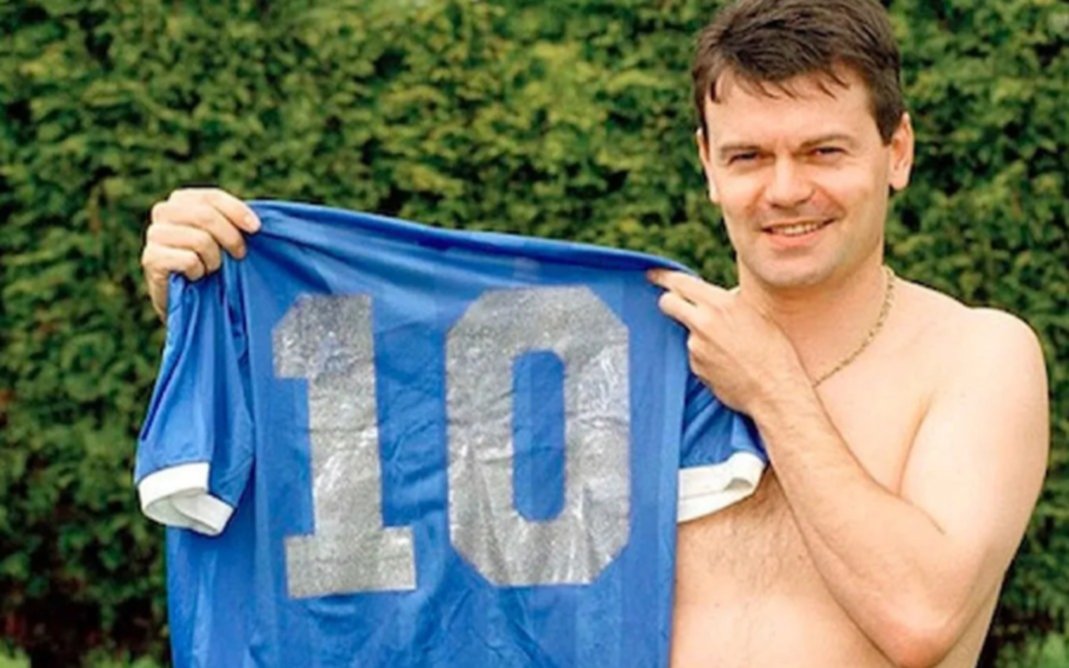 Cuenta regresiva para saber quién se queda con la polémica camiseta de Diego