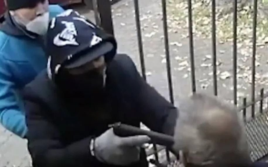 Apuntan con arma en la cara de un jubilado para robarle