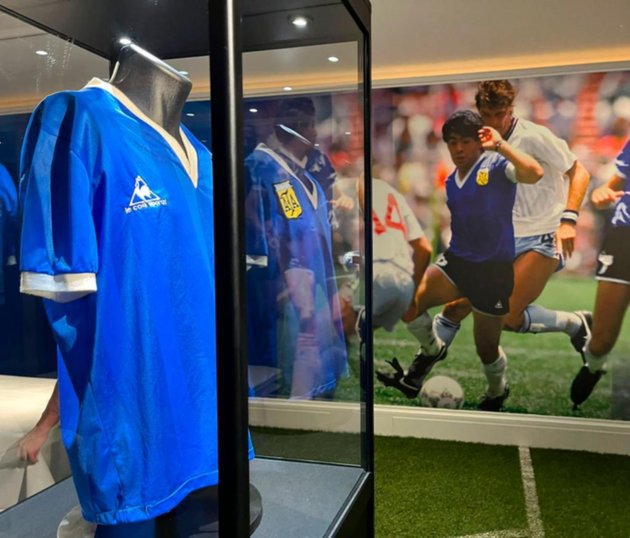 Hasta 15 mil dólares por una reliquia: la venta de camisetas de