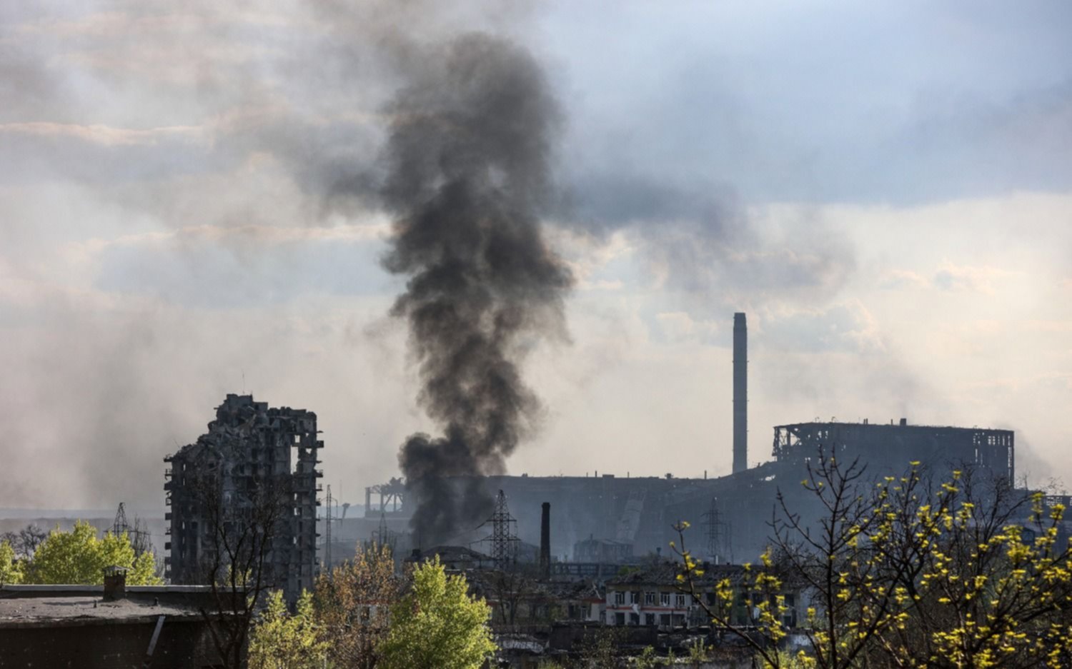 Ucrania repele ataques rusos en el este y sigue el asedio en la planta de Azovstal