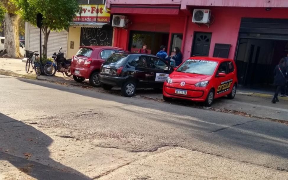 El colmo de los colmos: la academia de conductores frente a 20 y 50 estaciona los autos en la vereda