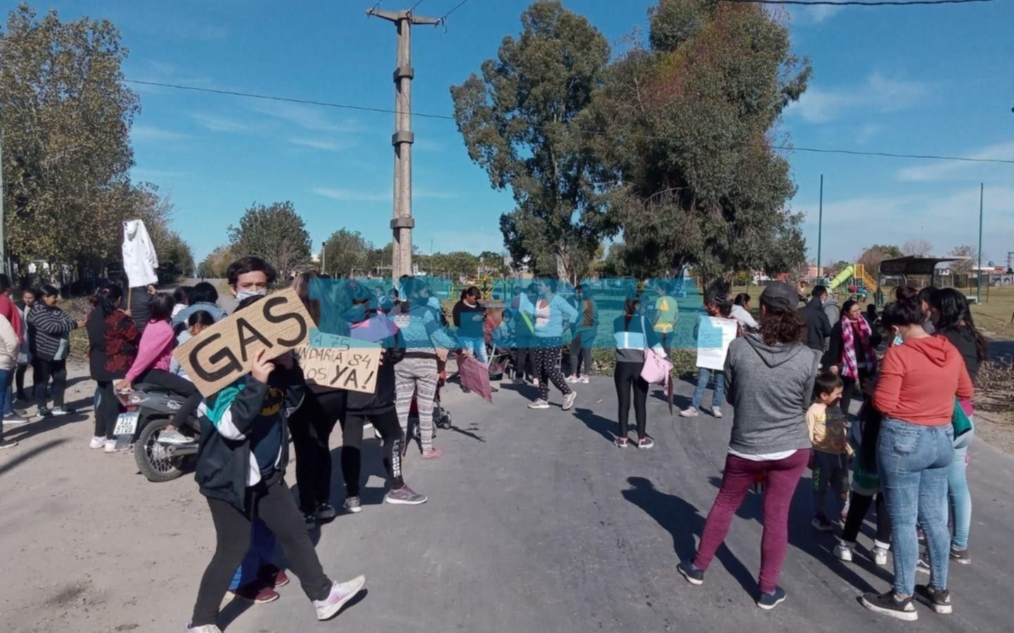 Padres salieron a cortar la calle porque siguen sin gas en dos escuelas de Gorina