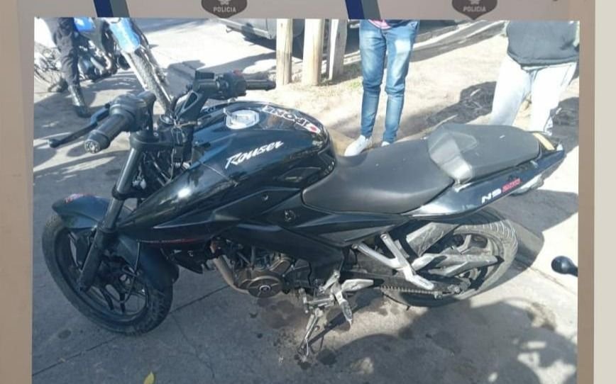 Persecución en Altos de San Lorenzo: escaparon de control policial con moto robada