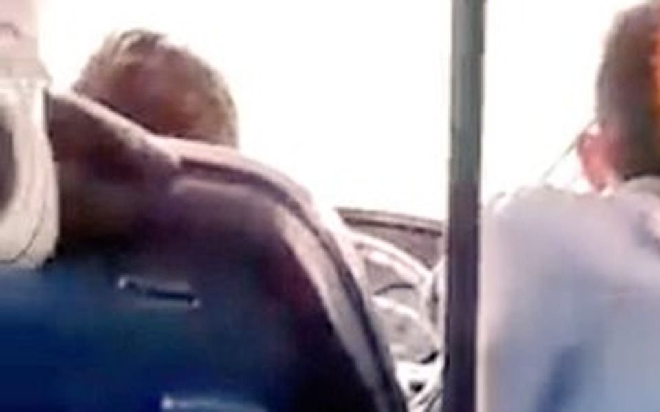 Increíble: chofer de un micro escolar le cedió el volante a un alumno