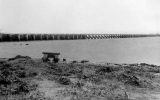El muelle de defensa del Puerto de La Plata, desde la playa de Río Santiago