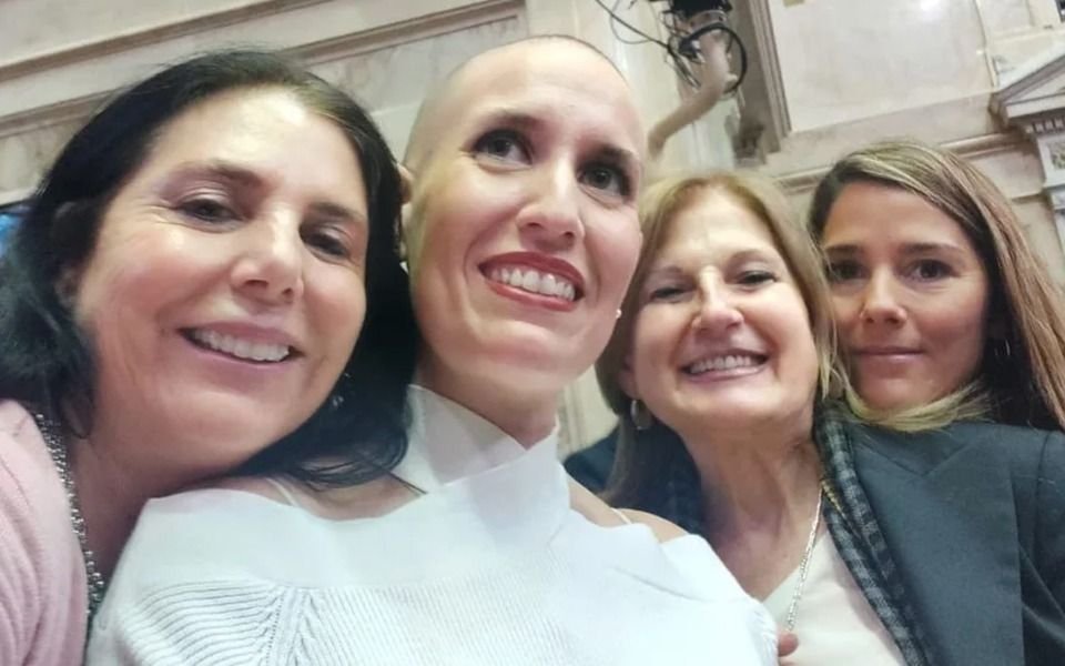 Apoyo y emoción por la diputada que padece cáncer y fue a sesionar