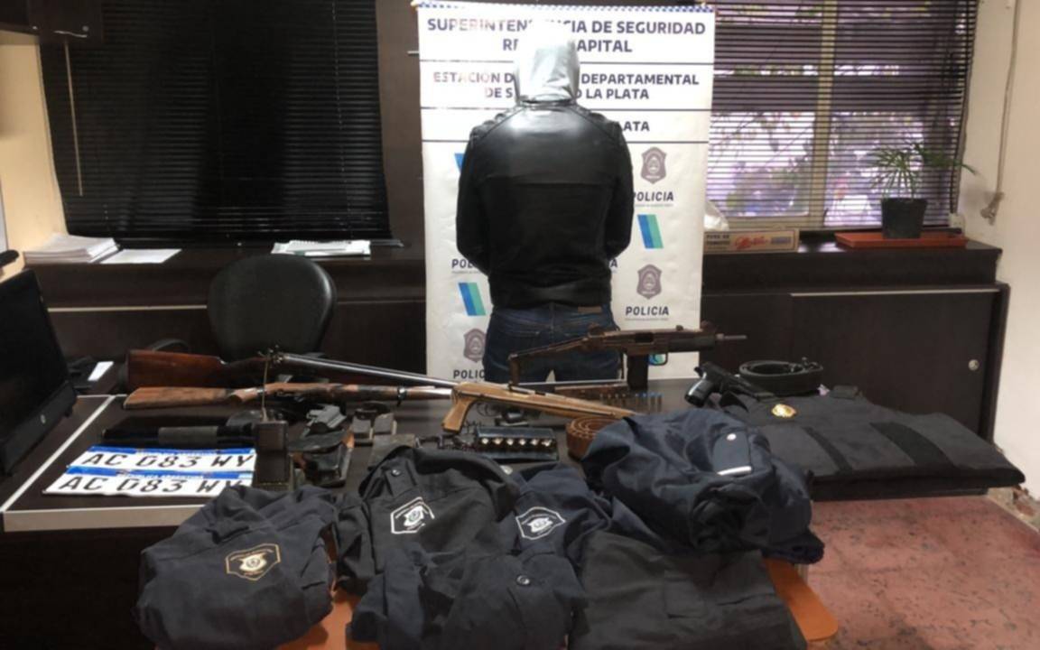 Allanamientos por banda de falsos policías en La Plata: secuestraron chalecos, armas y el cabecilla en Plaza Italia