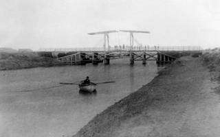 Puente Levadizo sobre el canal del oeste, en el gran Puerto de La Plata