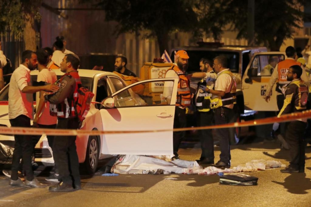 Tres muertos en un ataque con cuchillos y armas de fuego en Israel