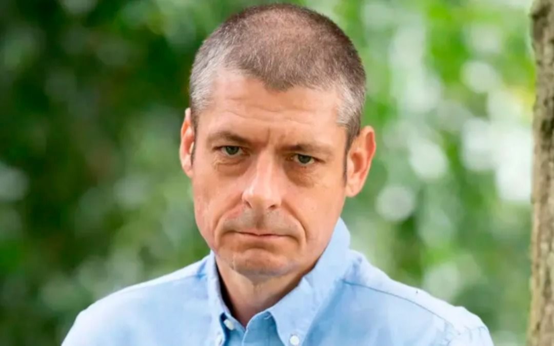 El hombre que vivió 6 años con el pene en uno de sus brazos