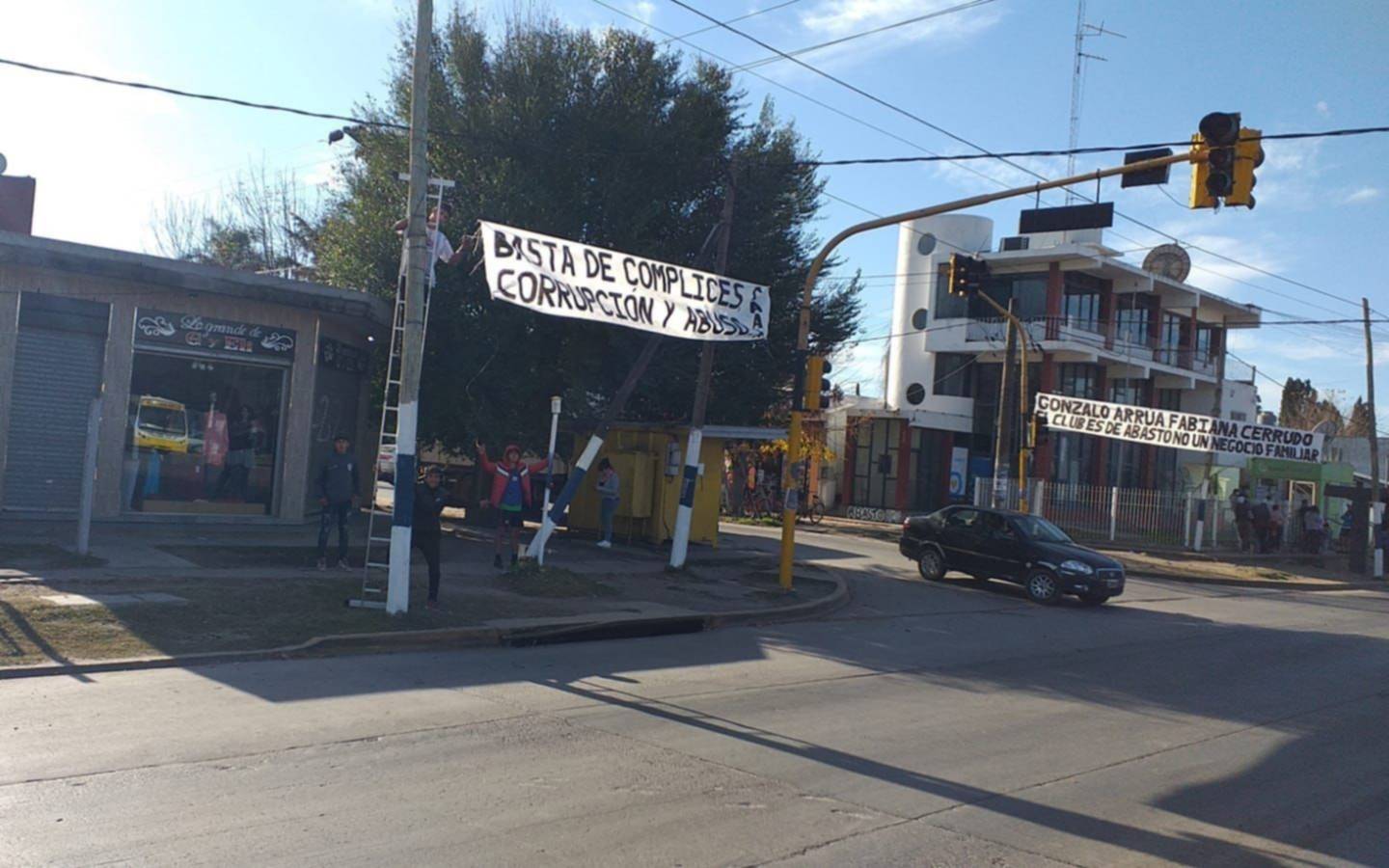 Sigue el conflicto en el club Abastense: juntaron firmas y colgaron pasacalles