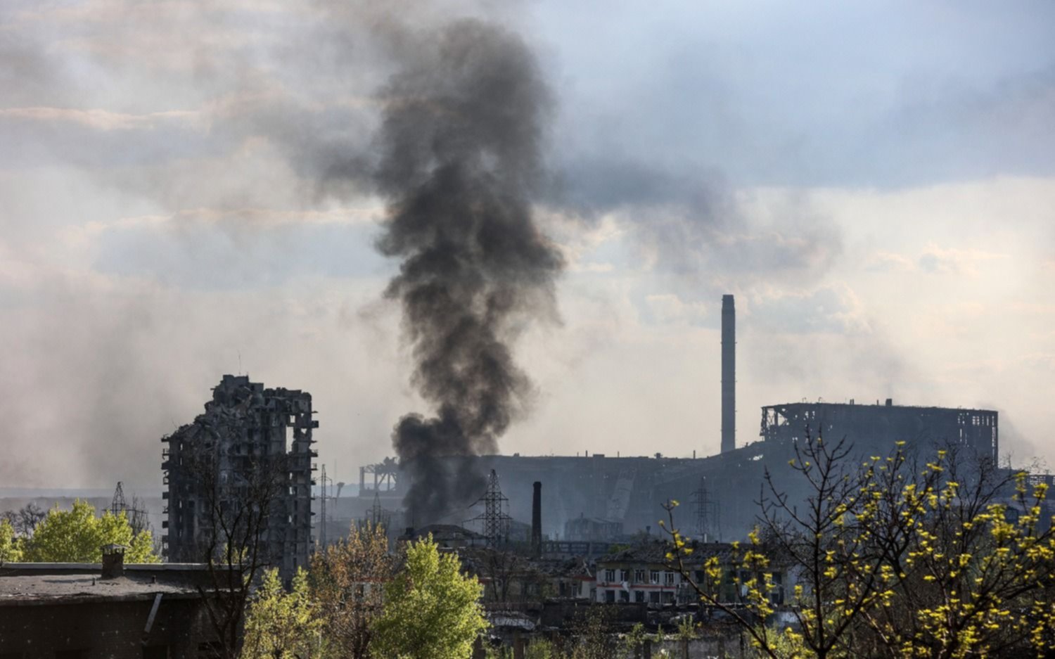 Ucranianos acusan a Rusia de disparar durante evacuación de civiles de la planta de Azovstal
