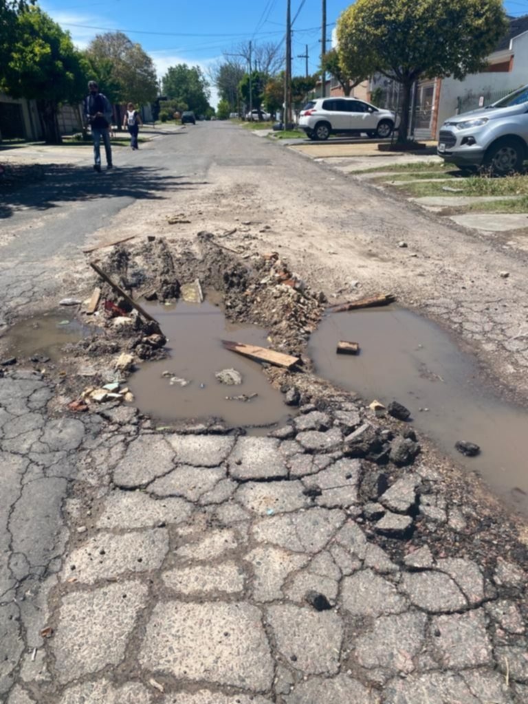 Terribles baches y cámaras pluviales destrozadas en la zona de 132 y 40