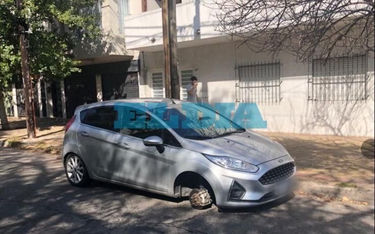 Indignados: la misma noche robaron las ruedas de al menos 4 autos en un barrio platense