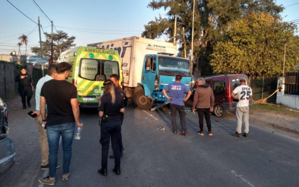 Choque frontal entre un camión y un utilitario en Camino Belgrano