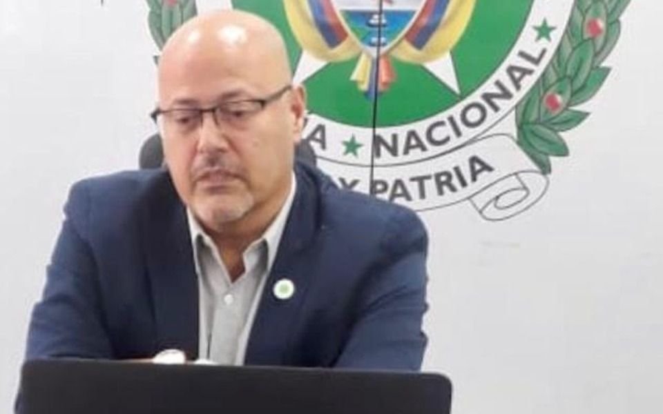 "Disfrazar espantapájaros de policía con chaleco antibalas nos indica que algo está mal"