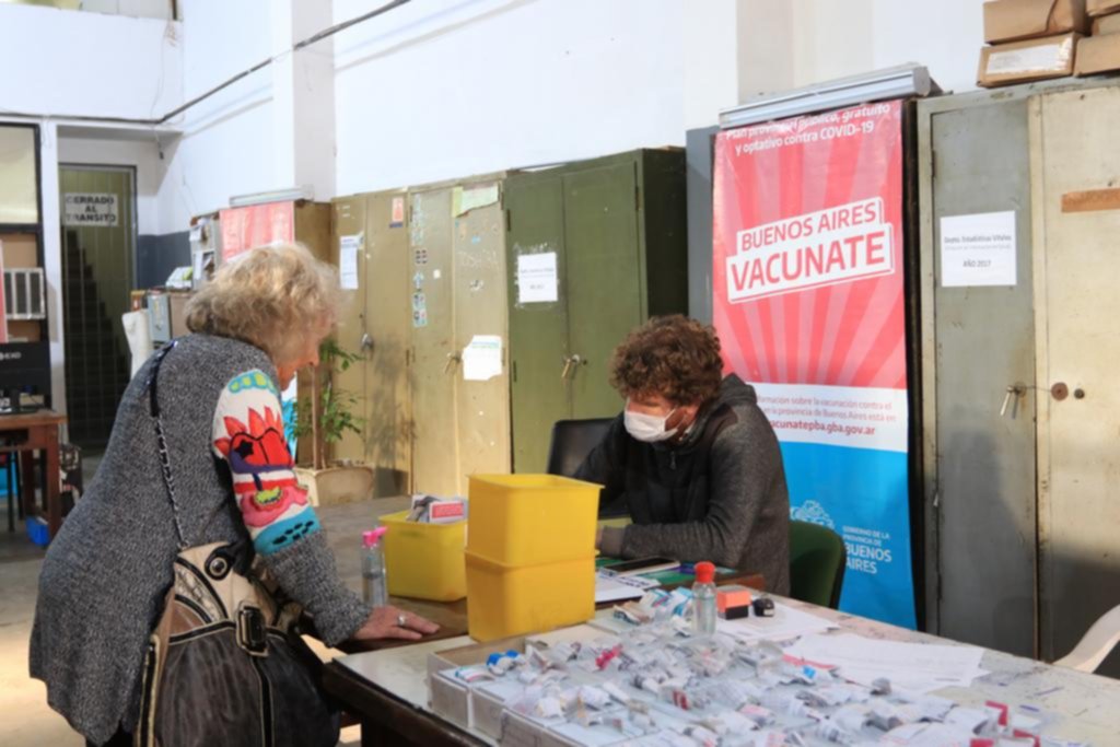 Ni tercera, ni cuarta: cae el ritmo de la vacunación y alertan por aumento de casos