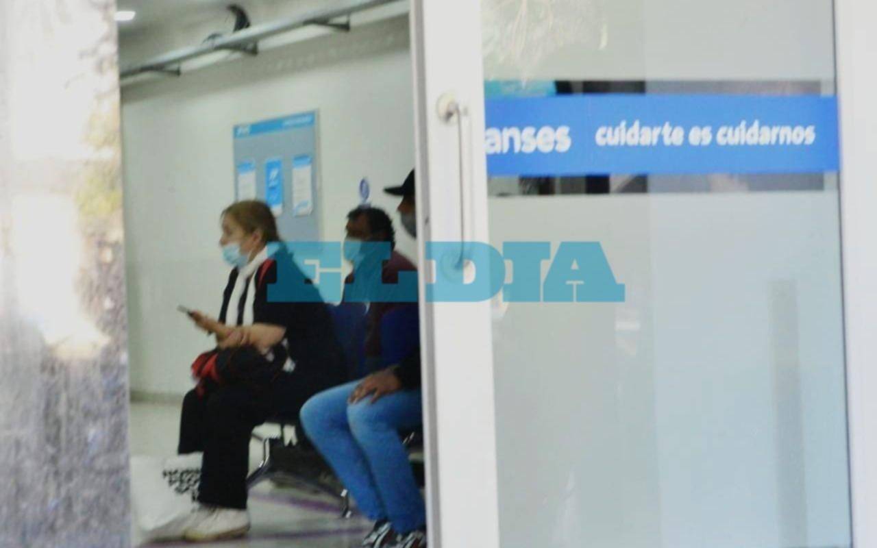 Largas colas en las oficinas de ANSeS en el último día de inscripción para cobrar el bono de $18.000