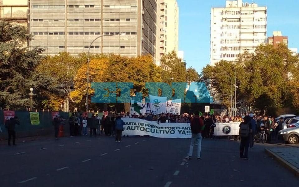 En La Plata también se movilizaron por la Marcha Mundial de la Marihuana