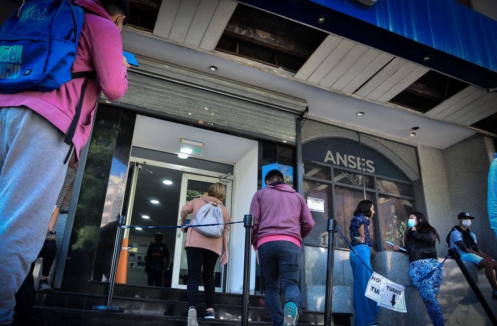 Colas en las oficinas de Anses para llegar al bono