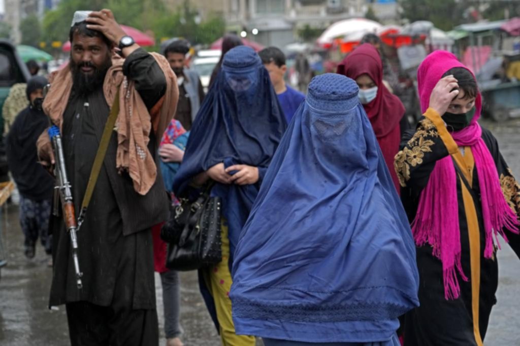 Rechazos a la orden de los talibanes de cubrir a las mujeres de pies a cabeza