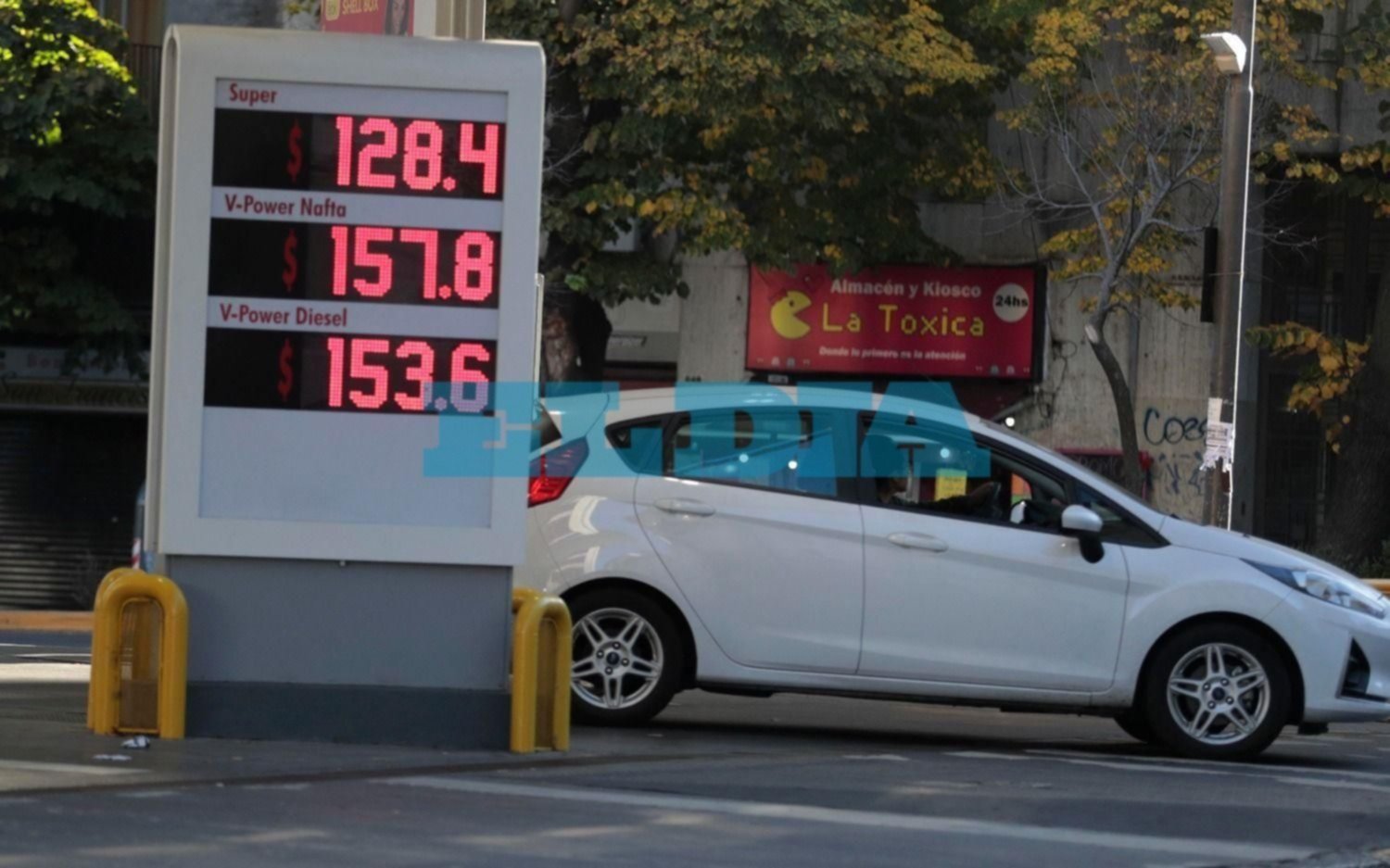 Sacudón al bolsillo: rige nuevo aumento de precios de la nafta en estaciones de Shell y Axion