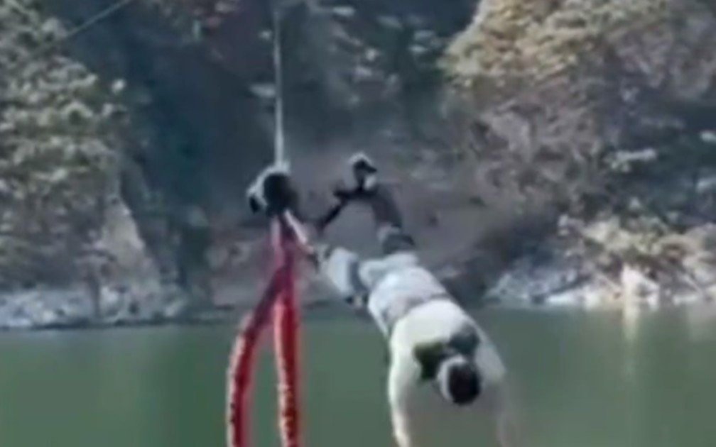 VIDEO. Se salvó de milagro: practicaba bungee jumping, se soltó la soga y cayó desde 40 metros a un dique