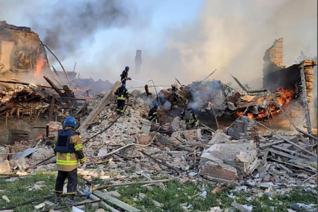 Rusia atacó una escuela: decenas de muertos en Ucrania