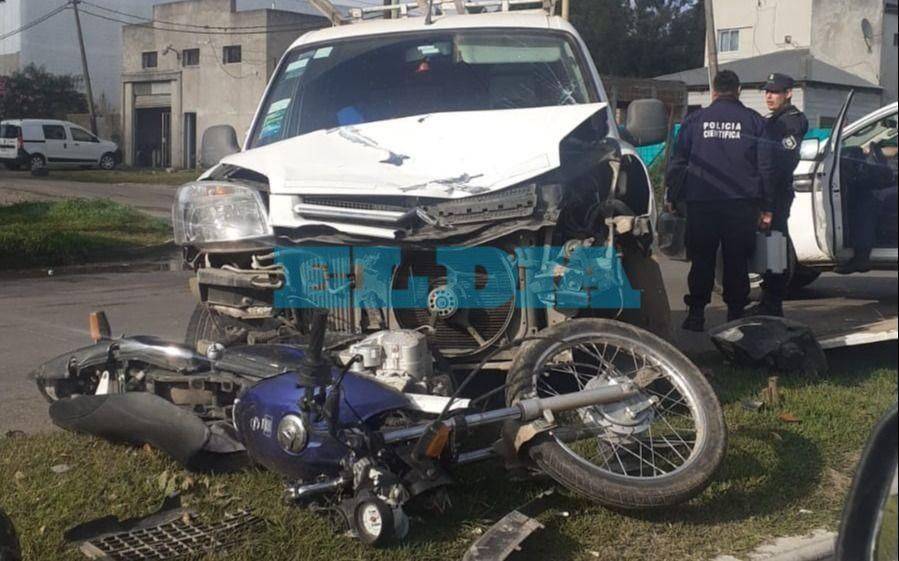 Fuerte choque entre una moto y una camioneta en Melchor Romero: un hombre herido