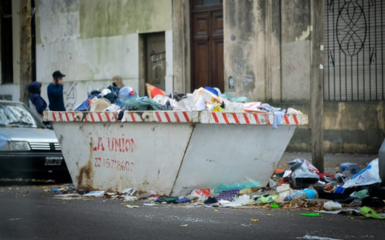 Advierten por un contenedor repleto de basura  en 3 entre 60 y 61