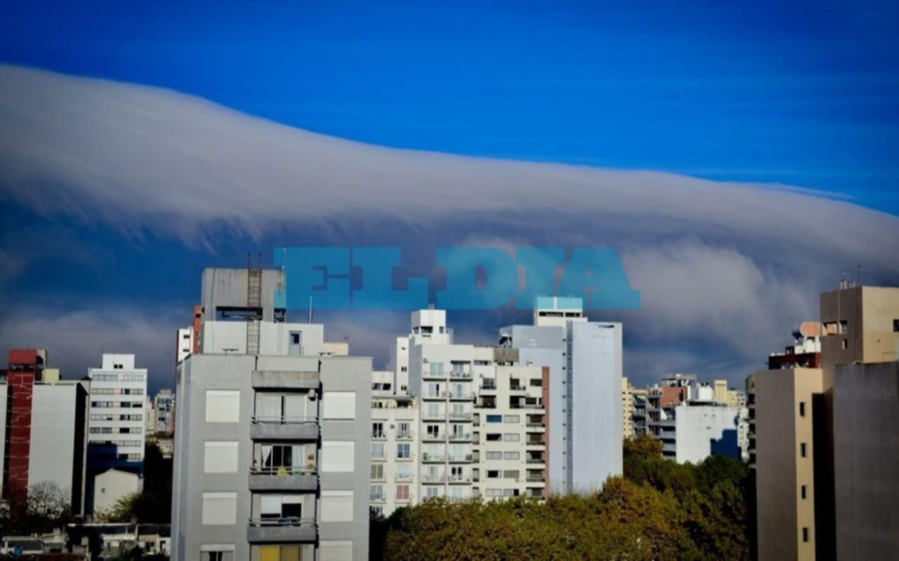 La extensa y rasante nube que sorprendió esta mañana a los platenses