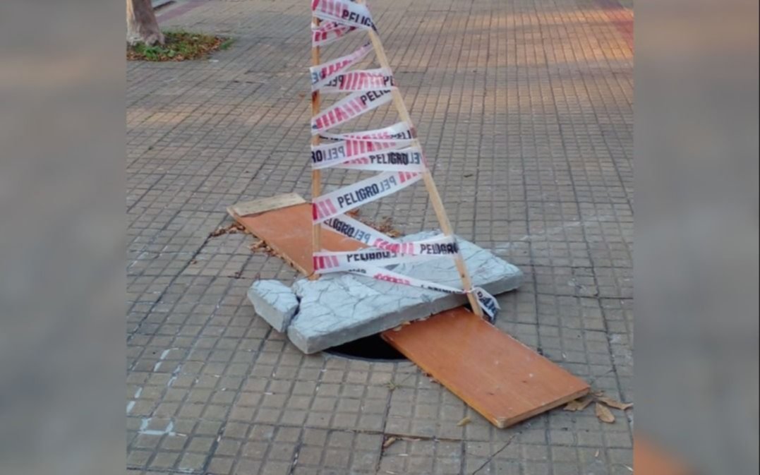 Robo de tapas de desagüe, a metros de una comisaría en La Plata
