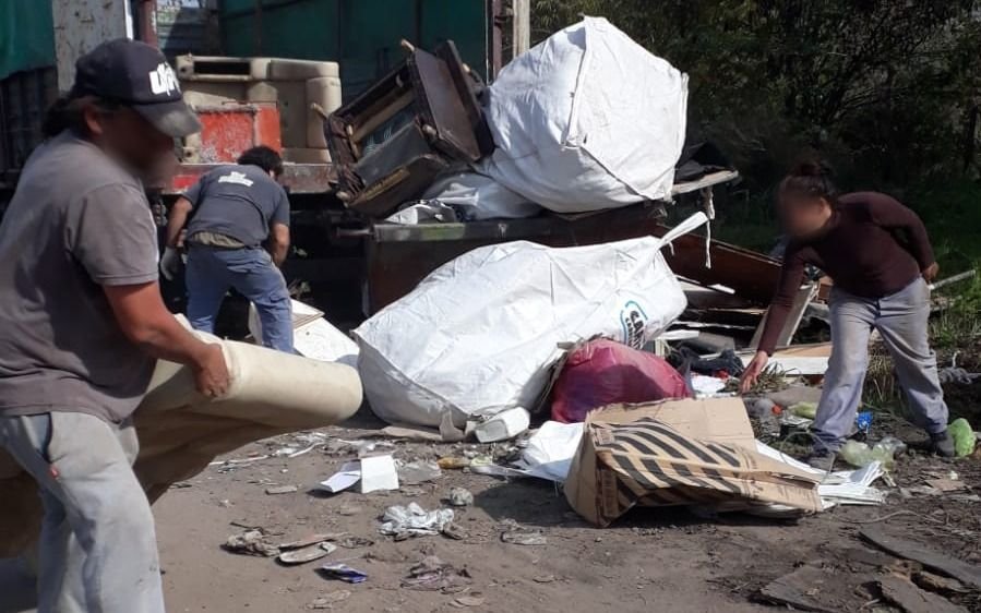 Descartaron basura en la vía pública y agredieron a los vecinos que quisieron impedirlo