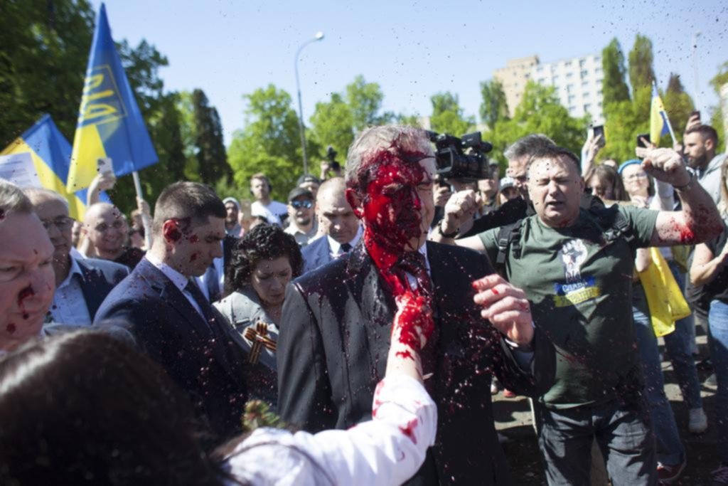 Manifestantes pro-ucranianos le lanzaron pintura roja al embajador ruso en Polonia