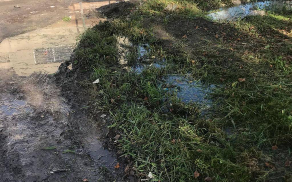 Reclamo por el agua acumulada en una esquina