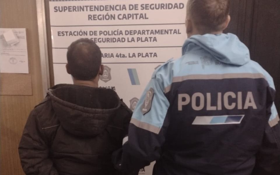 La Loma: rompieron los vidrios de dos autos para robar pertenencias