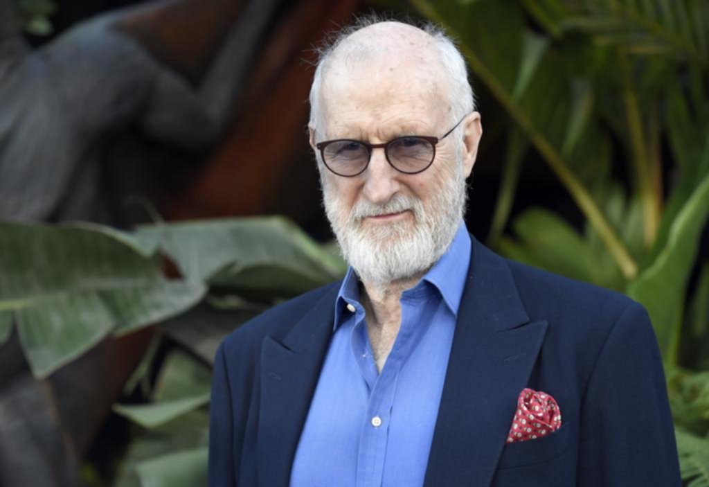Actor de “Succession” pega su mano a un mostrador