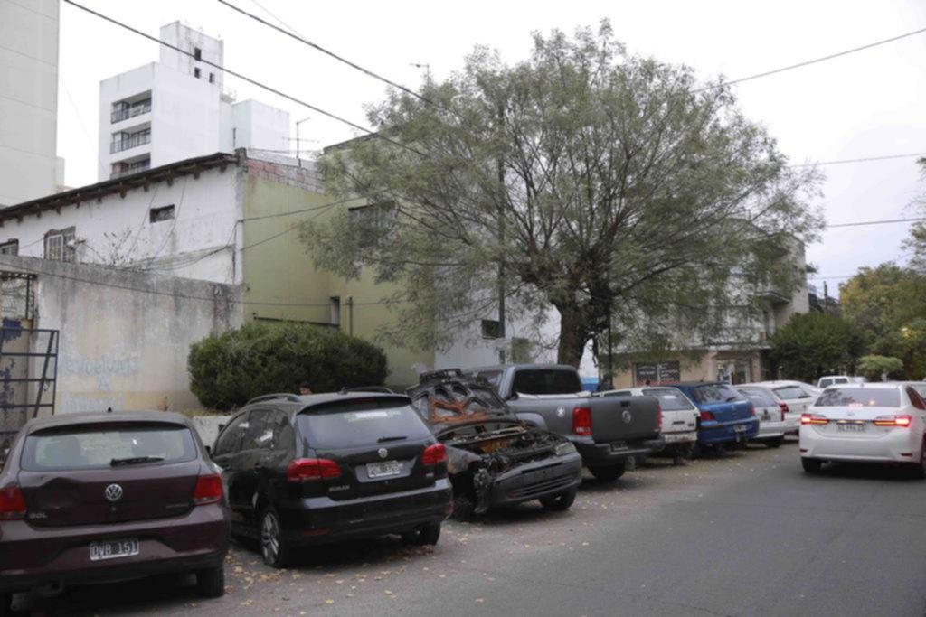 Los autos frente a las comisarías ya son un mal crónico en La Plata
